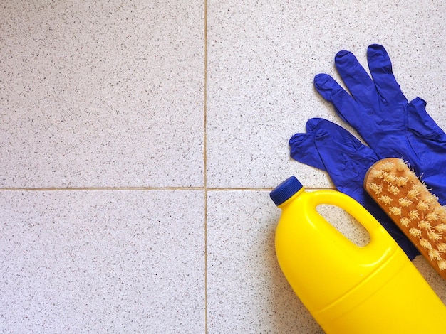 Czym czyścić płytki podłogowe żeby nie uszkodzić powierzchni?