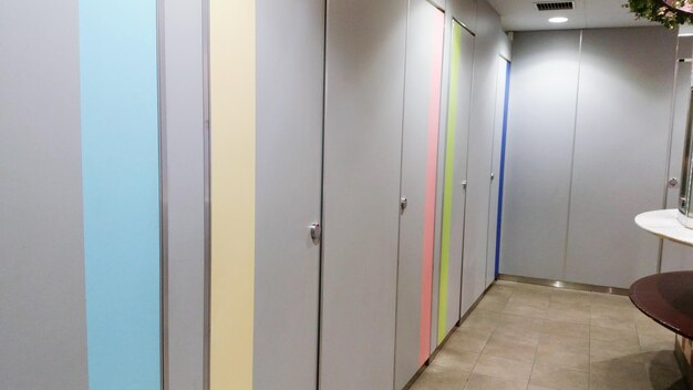 Jaki kolor farby do korytarza najlepiej ożywi wnętrze?