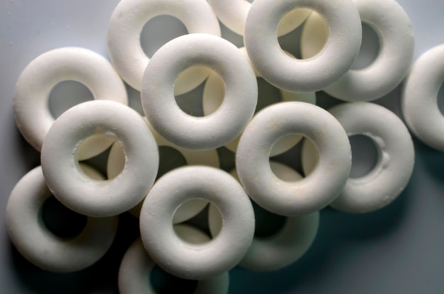 Sprężyny bonell czy pianka wysokoelastyczna która opcja lepiej sprawdzi się w materacu?