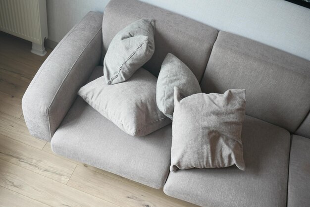 Szara sofa jakie poduszki najlepiej do niej pasują?