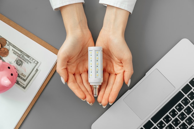 Ile kosztuje elektryka w mieszkaniu i od czego zależy cena?