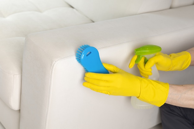 Jak umyć kanapę bez ryzyka uszkodzenia tapicerki?