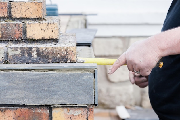 Jakie kołki do elewacji wybrać na różne powierzchnie?