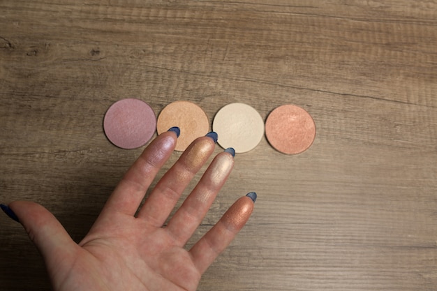 Jakie kolory pasują do pudrowego różu w aranżacji wnętrz?