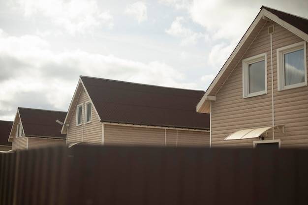 Brązowy dach jaki kolor elewacji będzie najlepiej pasował?