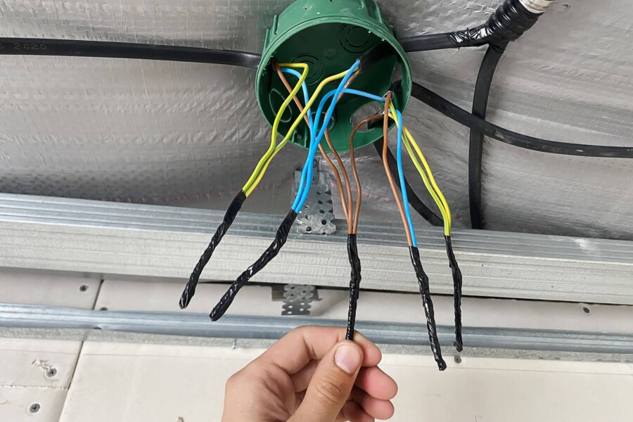 Jak położyć instalację elektryczną w domu i uniknąć typowych błędów?