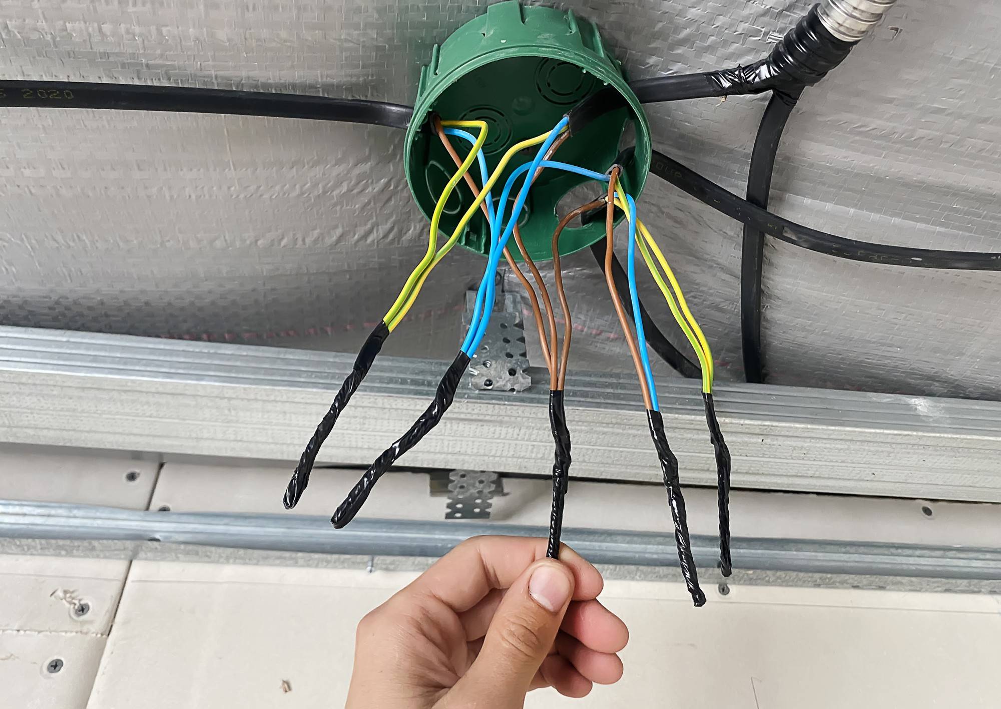 Jak położyć instalację elektryczną w domu i uniknąć typowych błędów?