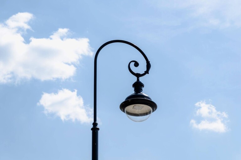 Jaka lampa uliczna sprawdzi się najlepiej w różnych warunkach?