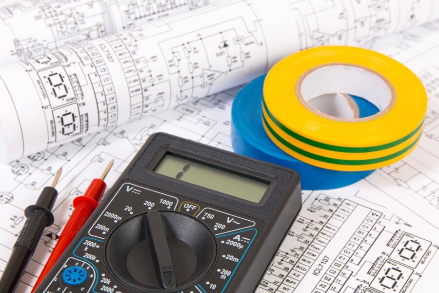 Ile kosztują ceny instalacji elektrycznej za punkt w różnych warunkach?